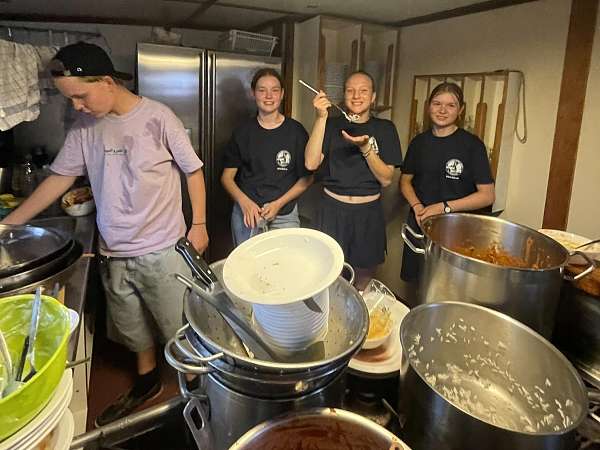 Xander, Anna, Emma und Matilda kümmern sich am Dienstag um den Abwasch