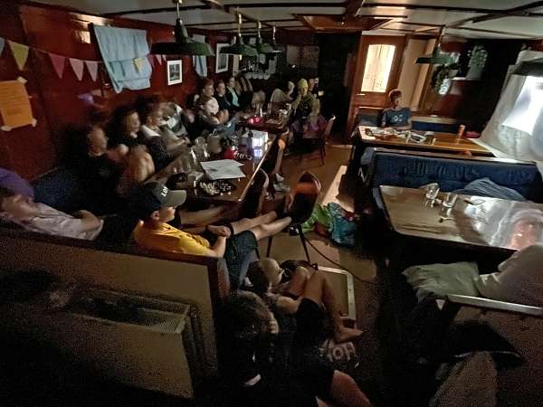Filmabend an Bord der Poolster