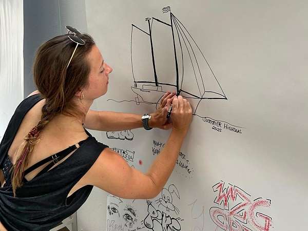 Marie zeichnet ein Segelschiff