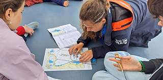 Buddy Merle erläutert die Navigation mit Seekarte und Kursdreieck