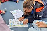 Buddy Merle erläutert die Navigation mit Seekarte und Kursdreieck