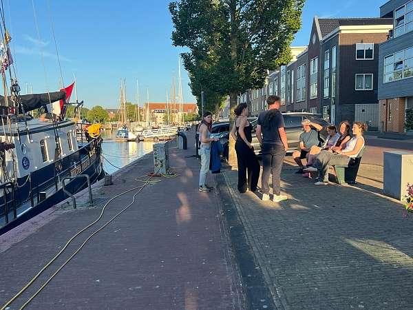 Jugendliche an der Pier