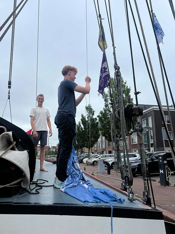 Hissen der HSHS Flagge