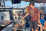 Noah grillt für uns auf dem Sommertörn 2026