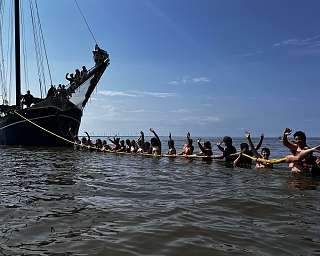 Wir ziehen unser Schiff beim Trockenfallen © David