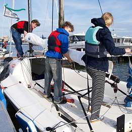 Schülerinnen und Schüler der Hermann-Lietz-Schule Spiekeroog bereiten ein Segelboot für die Ausbildung auf dem Wattenmeer vor