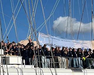 Jugendliche der High Seas High School an Bord der Eendracht vor dem Ablegen in Stellendam