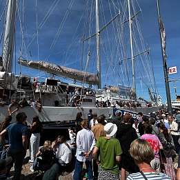 Familien, Alumni und Unterstützer:innen empfangen die Eendracht nach sieben Monaten auf See im Hafen von Bremerhaven.
