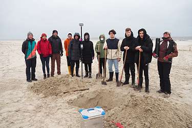 Forschungsprojekt DynaDeep – Lietzer Schüler*innen mit Forscher*innen am Spiekerooger Strand