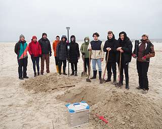 Forschungsprojekt DynaDeep – Lietzer Schüler*innen mit Forscher*innen am Spiekerooger Strand