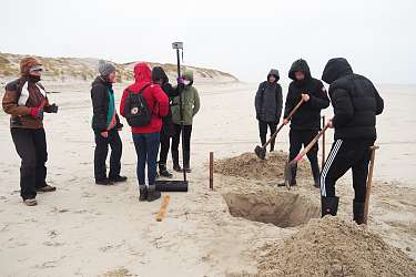 Forschungsprojekt DynaDeep – Lietzer Schüler*innen mit Forscher*innen am Spiekerooger Strand