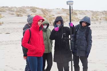 Forschungsprojekt DynaDeep – Lietzer Schüler*innen mit Forscher*innen am Spiekerooger Strand