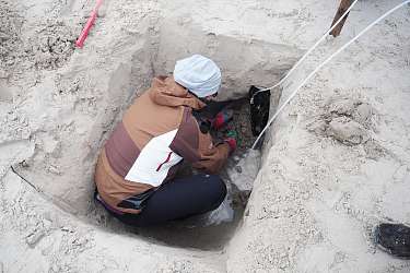 Forschungsprojekt DynaDeep – Lietzer Schüler*innen mit Forscher*innen am Spiekerooger Strand