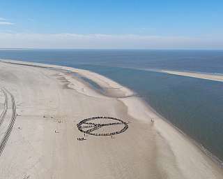 Mahnwache für den Frieden am Sterand von Spiekeroog