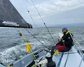 Juliane Hausmann auf dem Segelboot (Foto: privat)