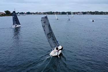 Juliane Hausmann und Shir Khan bei der Silverrudder 2025 (Foto: Liquid Words Marine Communications)