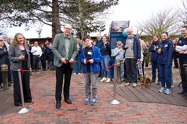 Ausstellungseröffnung im Wittbülten - Umweltminister und Junior Ranger durchschneiden das Band