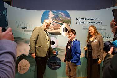 Ausstellungseröffnung im Wittbülten - Umweltminister und Junior Ranger am Windgenerator