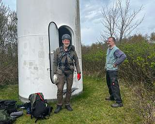 Landschaftsoekologe Axel Donning vor dem Lietzer Windrad