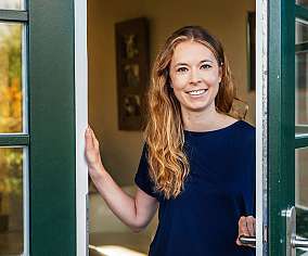 Eva Dageförde begrüßt interessierte Familien zum persönlichen Beratungsgespräch.