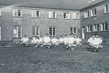 Historisches Foto vom Innenhof des Internats Hermann Lietz-Schule Spiekeroog  Historisches Foto vom Innenhof des Internats Hermann Lietz-Schule Spiekeroog