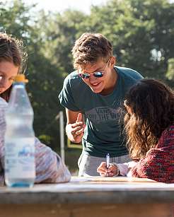 Lietz Schueler draussen bei Teamarbeit