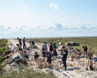 Schüler*innen arbeiten am Deich auf Spiekeroog