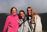 Carli, Maja und Annemarie vor dem Vulkankrater auf Faial
