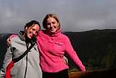Maja und Carli vor dem Vulkankrater auf Faial
