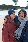16.3.2023 | Bermuda: Charlotte und Nika am pinken Strand © Tino Bermuda: Charlotte und Nika am pinken Strand