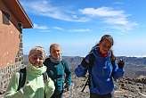 Drei Mädchen vor einer Hütte auf dem Teide