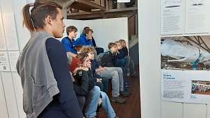 4. April 2025: Gruppe im Wal-Museum © Felix Gruppe im Wal-Museum