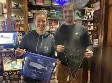 6. April 2025: Marie tauscht unseren Wimpel gegen einen von Peter Café Sport © NN Marie tauscht unseren Wimpel gegen einen von Peter Café Sport