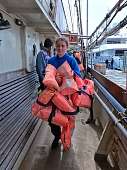 7. April 2025: Merle mit Rettungswesten © Laura Merle mit Rettungswesten