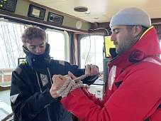 11. April 2025: Lennart übt an Adrians Handgelenken einen Webleinstek © NN Lennart übt an Adrians Handgelenken einen Webleinstek