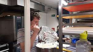 16. März 2025: Henri beim Kuchenbacken © Felix Henri beim Kuchenbacken