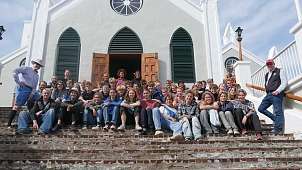 18. März 2025: Schüler:innen sitzen vor einer Kirche auf Bermuda © Karo 18. März 2025: Schüler:innen sitzen vor einer Kirche auf Bermuda