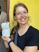 Alena hat endlich einen richtigen Stempel im Reisepass