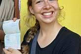 Alena hat endlich einen richtigen Stempel im Reisepass