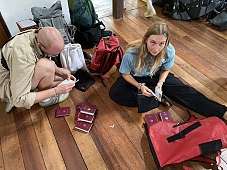 Unsere Pädis sortieren die Reisepässe zur Immigration in Costa Rica © Lilly