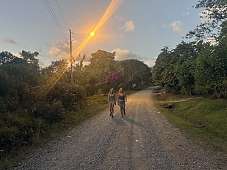 Carita und Maia hiken durch Longo Mai