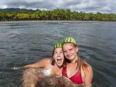 Luna und Inka mit Badehelmen aus Wassermelonen