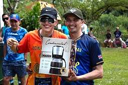 Mateo gewinnt bei der Tombola eine Kaffeemaschine