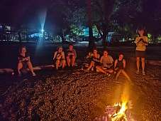 Alenas Expitrupp im Lagerfeuerlicht