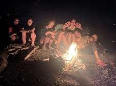 Expigruppe »Hot Sauce Girlies« am Lagerfeuer