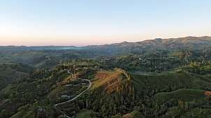 Sonnenaufgang über den Wäldern von Costa Rica aus der Luft