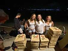 Die Eltern haben jedem von uns uns zu Weihnachten eine Pizza spendiert