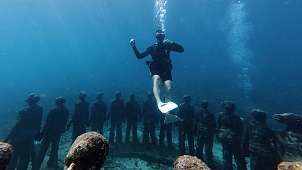 Ole im Kreis der Statuen