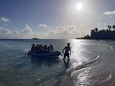 Tijn springt für uns ins Wasser