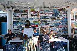 Beccis Expi Gruppe entspannt in einer Strandbar auf Carriacou